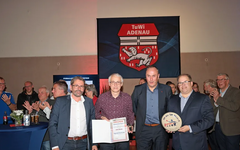 iEhrung für Josef Berens (2. von links) durch Günter Lung, Tischtennisverband Ahrweiler/Mayen-Cochem und Marcel Mareien, Präsident des RTTVR, rechts Dirk Drengwitz
