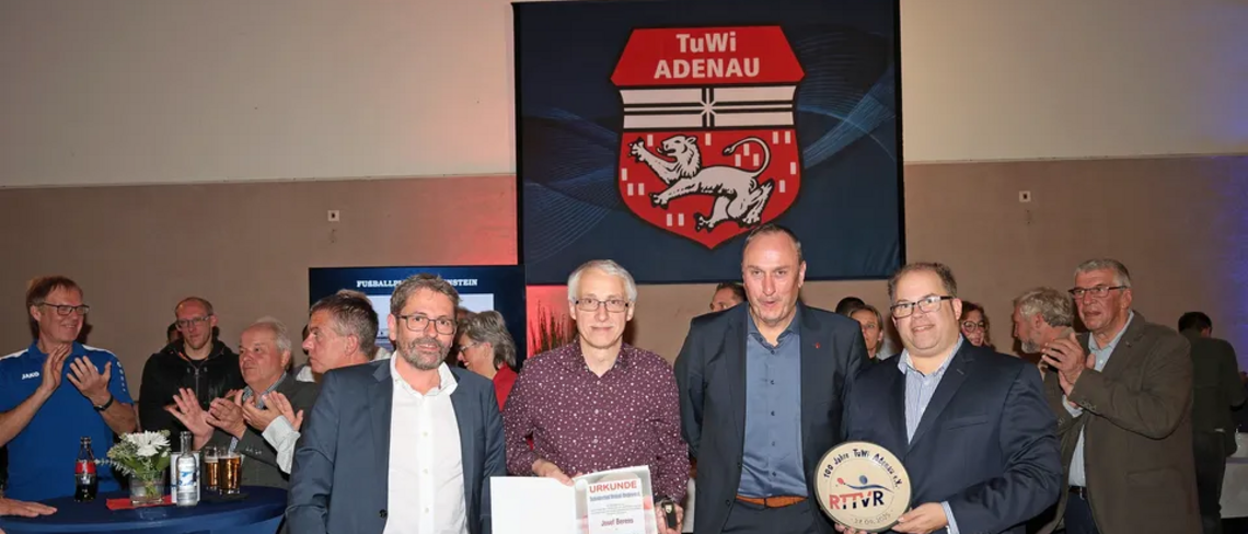 iEhrung für Josef Berens (2. von links) durch Günter Lung, Tischtennisverband Ahrweiler/Mayen-Cochem und Marcel Mareien, Präsident des RTTVR, rechts Dirk Drengwitz