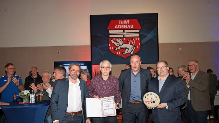 iEhrung für Josef Berens (2. von links) durch Günter Lung, Tischtennisverband Ahrweiler/Mayen-Cochem und Marcel Mareien, Präsident des RTTVR, rechts Dirk Drengwitz