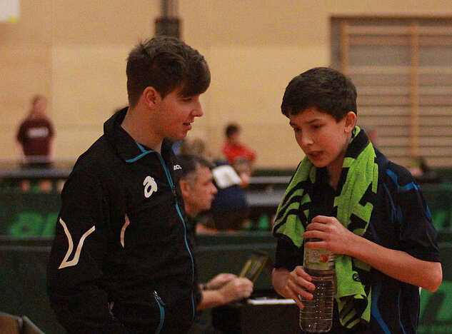 Betreuer Rene Wallmeroth mit Niclas Ott