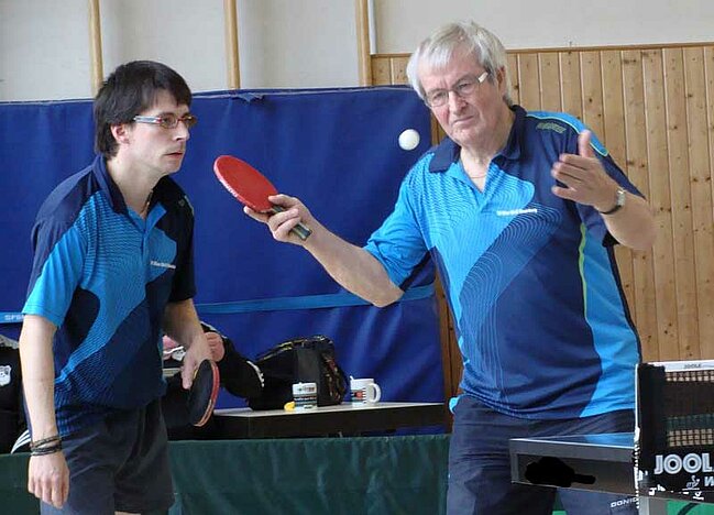Gastgeber des Veteranentreffens in Neuerburg: Gerhard Mittler (Ü70) und sein Sohn Sascha (Ü40).